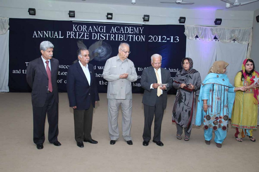 Annual Prize Distribution - A group photo with Dr. Isharat Hussain