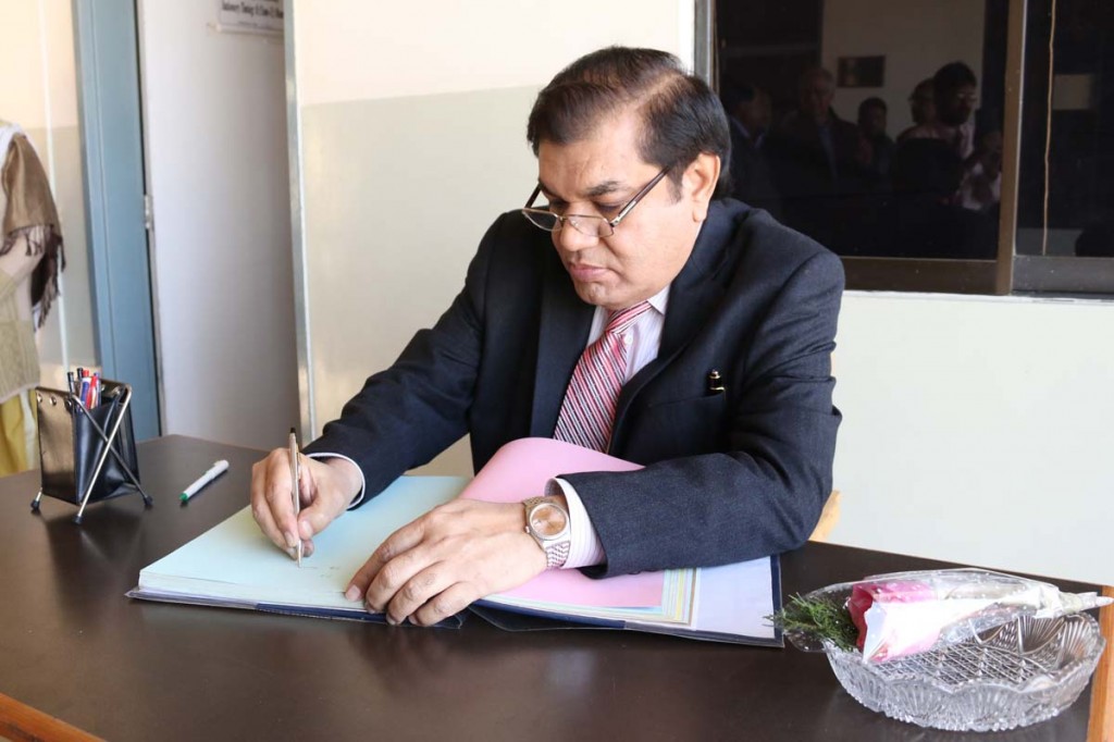 Mian Zahid Hussain signing on visitors book